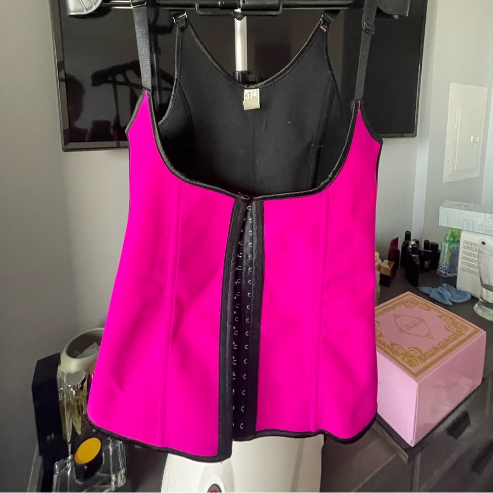Pink corset, never worn. Size 4-6, Small